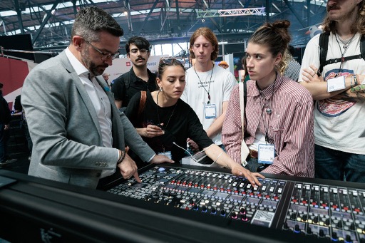 SHOWTECH Mixing Console Close