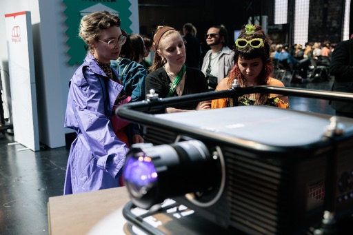 SHOWTECH Projector Tech Close